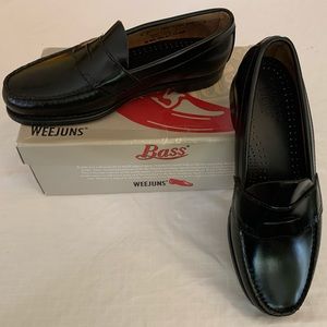 New black 9E Bass Leavitt penny loafers. NIB